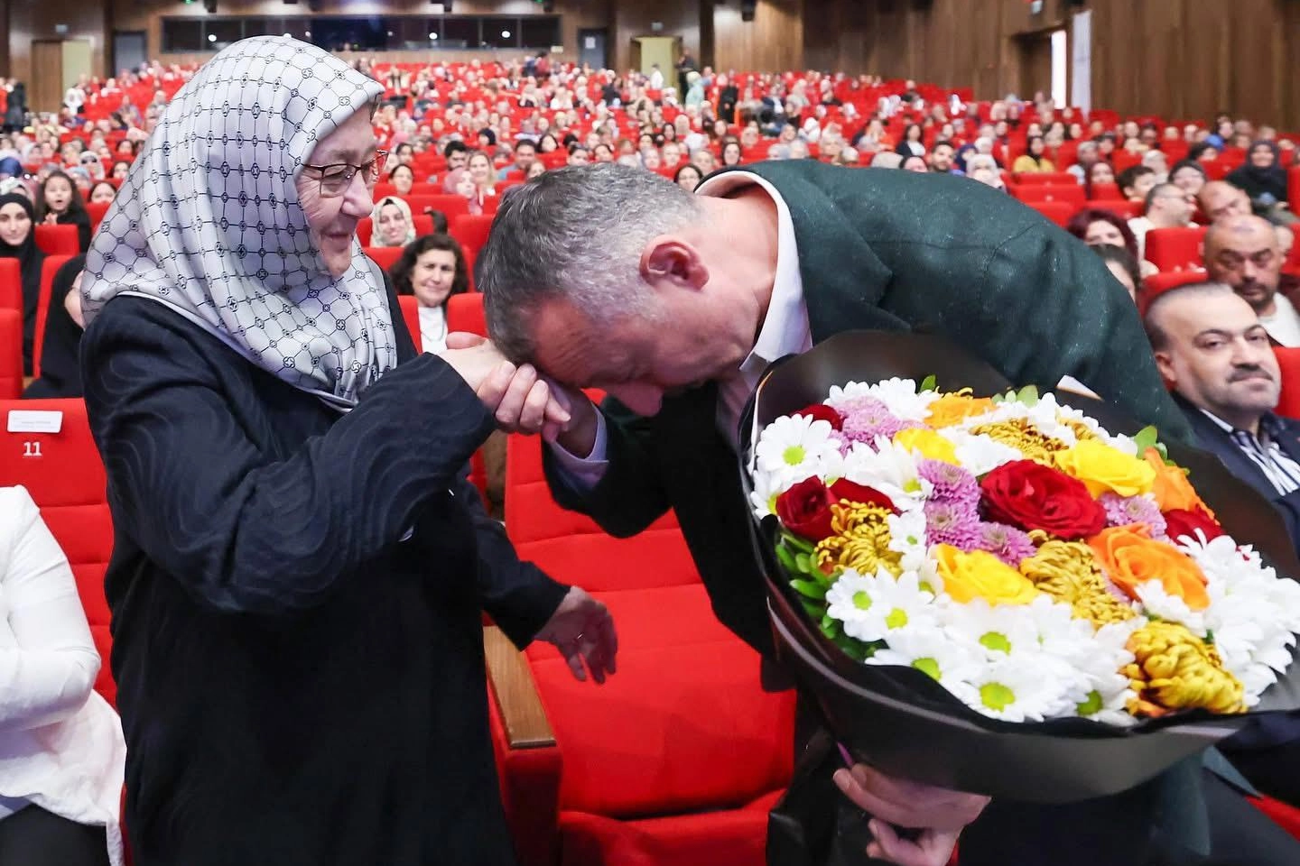 Kocaeli'de Başkan Büyükakın'dan annesine çiçekli kutlama