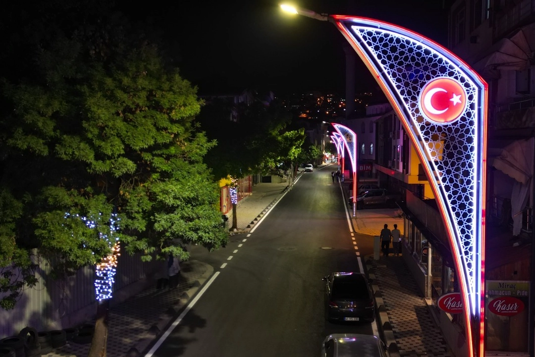 İzmit'te Atatürk Motifli aydınlatmalar caddeyi aydınlattı