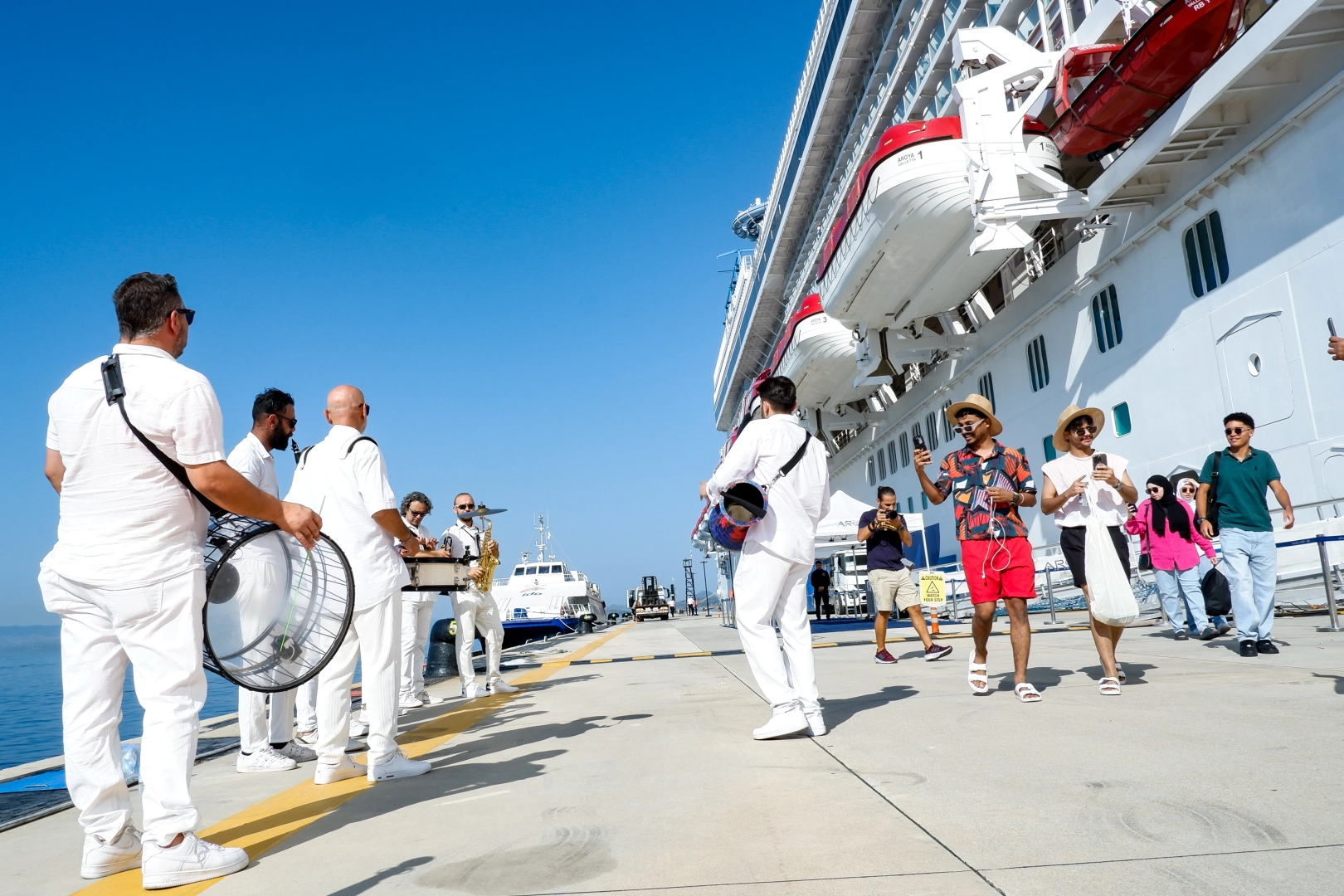 Lüks kruvaziyer ilk kez Bodrum'a demir attı... Türk ezgileriyle karşılandılar