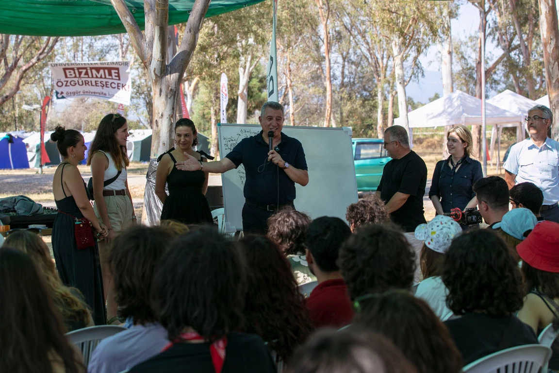 Pamucak’ta gençlik buluşması: Özgür Üniversite kampı başladı