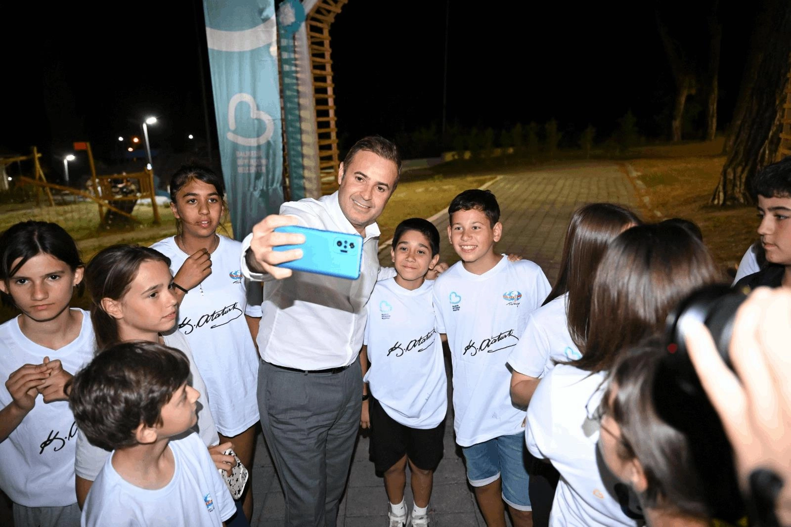 Ahmet Akın'dan Balıkesirli çocuklara tatil hediyesi