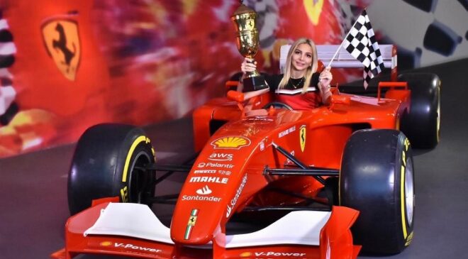 Ünlü mimar Dubai’de Ferrari’yi test etti